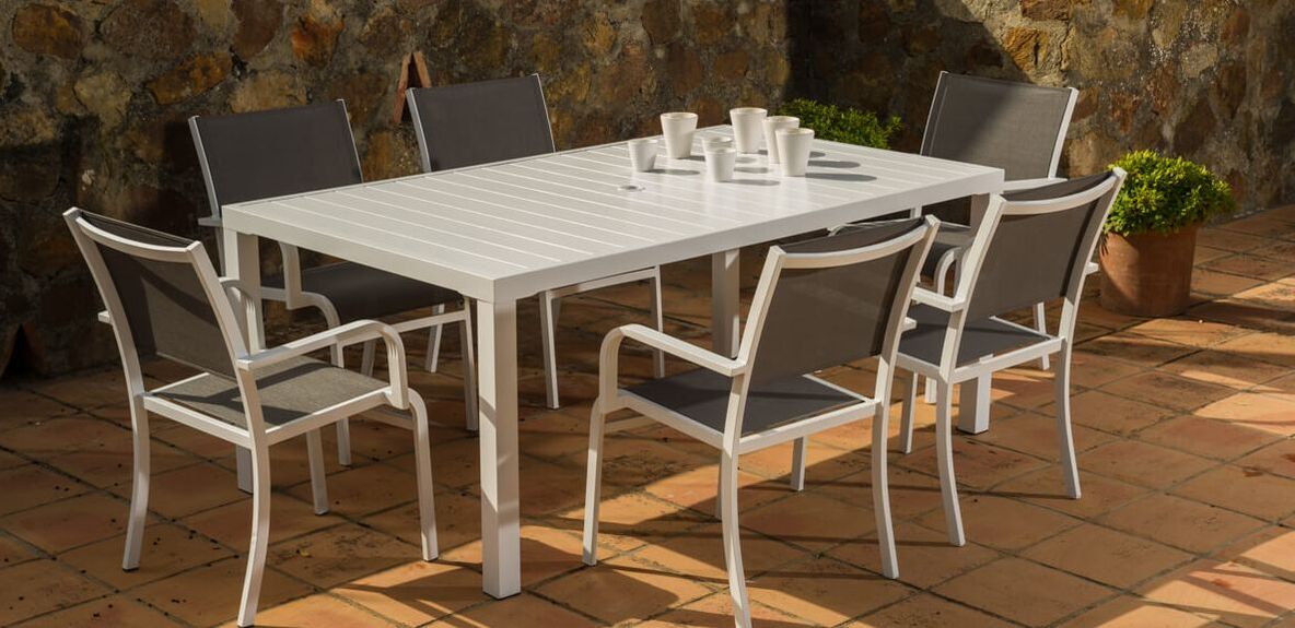 foto de conjunto de mesas y sillas para jardin en Marbella