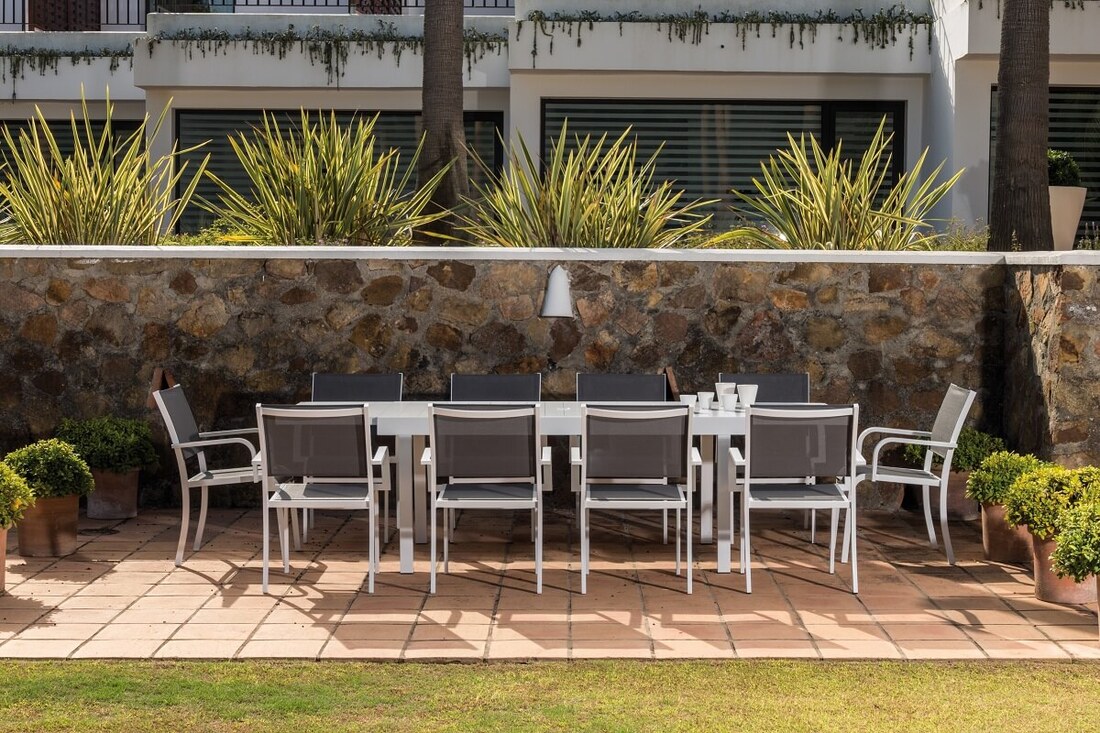 Conjunto de mesa extensible para exterior y sillas apilables en Cadiz