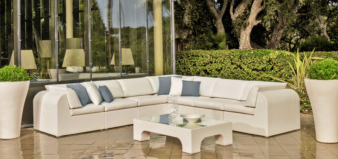 NUAGE outdoor furniture set. Available in stores in white and chocolate colours.