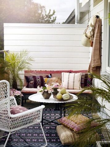 Imagen de una terraza pequeña con sofas y sillones