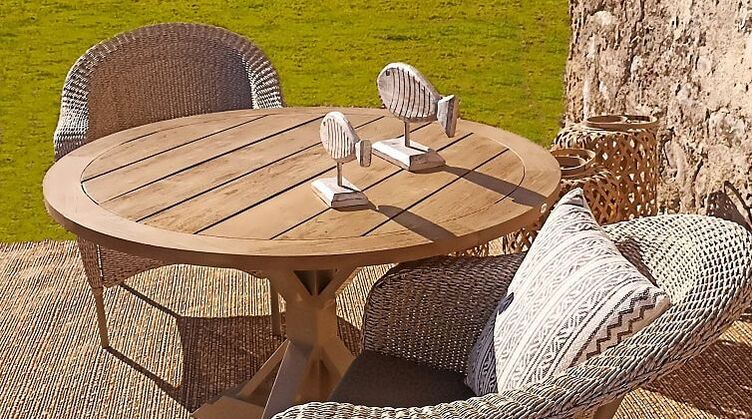 Conjunto de muebles de jardin de mesa de madera de teca con dos sillones trenzados en un jardin soleado en Estepona, Andalucía
