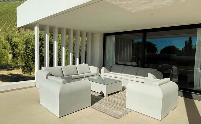 sofás y sillones de jardin oversize en terraza aporchada 