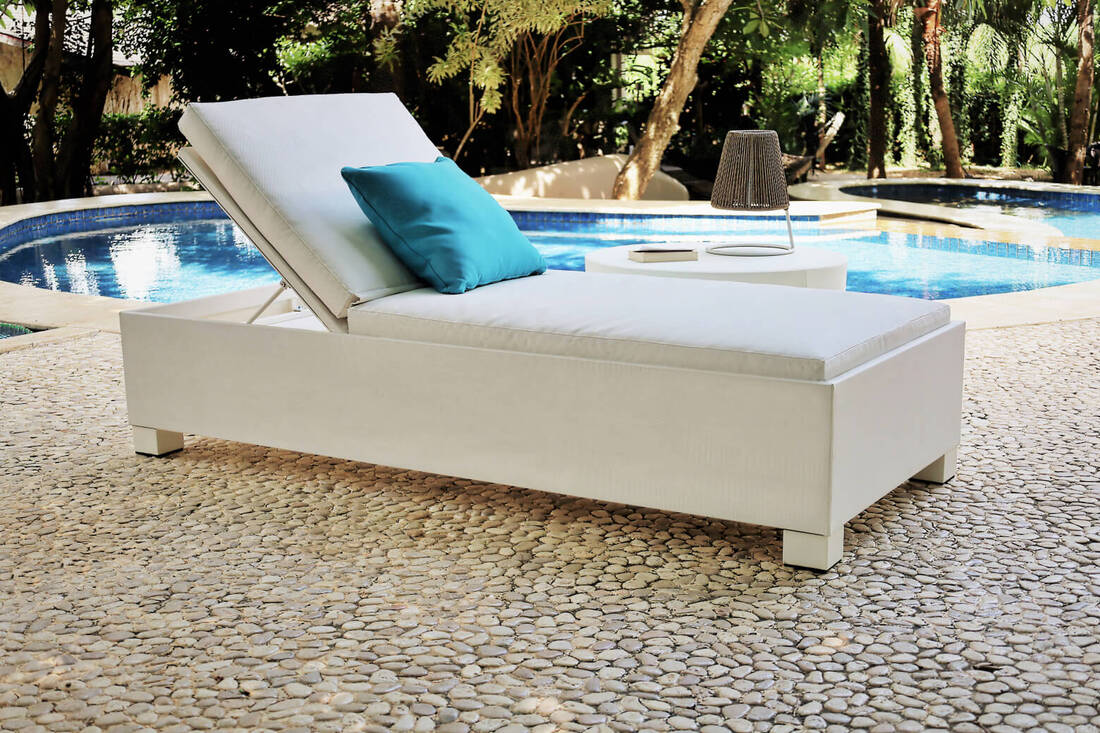 tumbona de tejido blanco para exterior de gran tamaño en una piscina de una villa con piscina en Estepona, Málaga, Costa del Sol